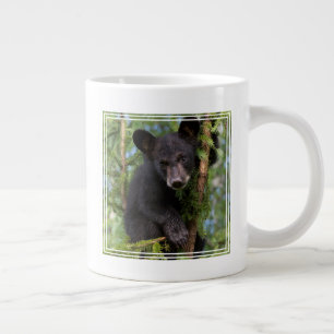Caneca De Café Grande Filhote de Urso Negro Brincando em Árvores