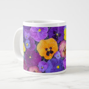 Caneca De Café Grande Flores de amor-perfeito flutuando em banho de páss