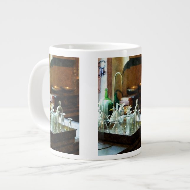 Caneca De Café Grande Funis e Garrafas de Vidro (Frente Esquerda)