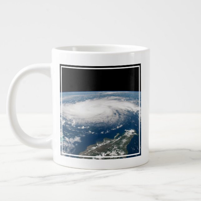 Caneca De Café Grande Furacão Dorian Sobre O Oceano Atlântico. (Esquerda)
