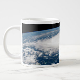 Caneca De Café Grande Furacão Dorian Sobre O Oceano Atlântico.