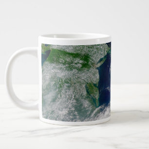 Caneca De Café Grande Furacões Em Uma Terra Parcial.