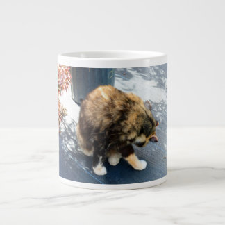 Caneca De Café Grande gato calico lambendo as pernas