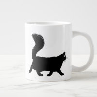 Gato Negra Andando com Cauda Longa