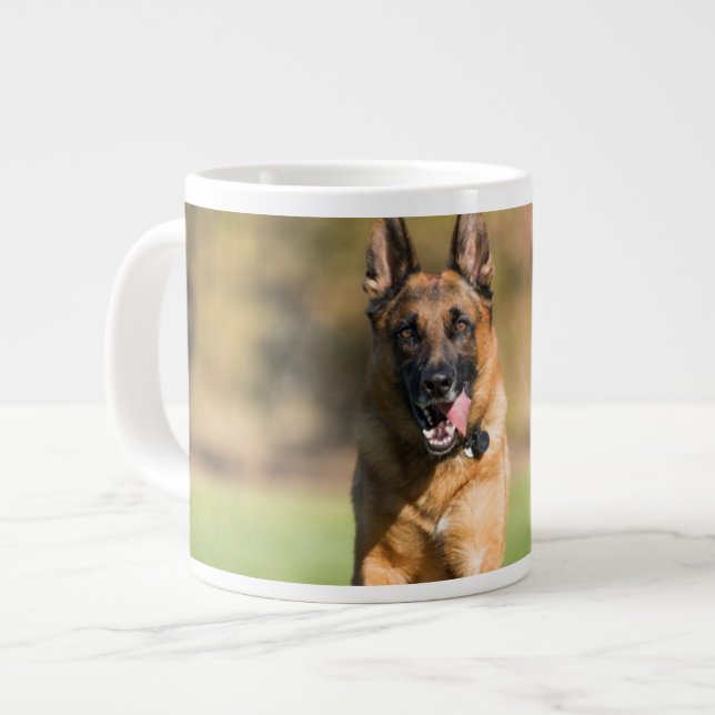 Caneca De Café Grande German shepherd em execução (Frente Esquerda)