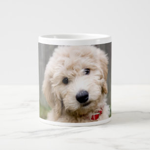 Caneca De Café Grande Goldendoododododle Puppy Senta Em Grama