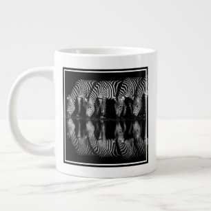 Caneca De Café Grande Grupo de Zebras da Planície Bebem Juntas à Noite
