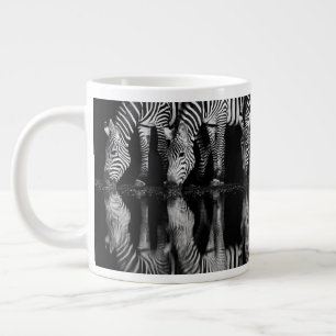 Caneca De Café Grande Grupo de Zebras-da-planície Bebem Juntos à Noite