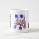 Caneca De Café Grande Hanukkah    KittyCoffee Mug<br><div class="desc">Adorável Gatinho Feliz Hanukkah girando sonhos divertidos em frente a uma menorah judia tradicional é perfeito para presentes Chanukah e ideias de presentes para as férias.</div>