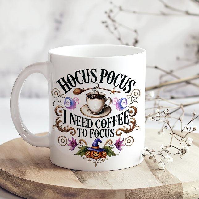 Caneca De Café Grande "Hocus Pocus I Need Coffee" Funny Witchy  ("Hocus Pocus I Need Coffee" Funny Witchy Giant Coffee Mug on a kitchen table with tiny dry flowers)