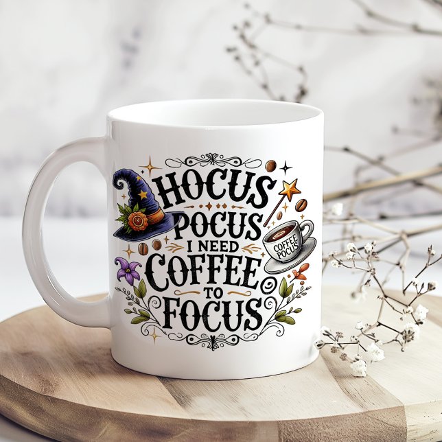 Caneca De Café Grande "Hocus Pocus Preciso de Café para Me Concentrar" ("Hocus Pocus I Need Coffee" Funny Witchy Giant Coffee Mug on a kitchen table with tiny dry flowers)