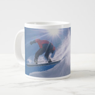 Caneca De Café Grande Homem saltando de uma grande cornija de snowboard