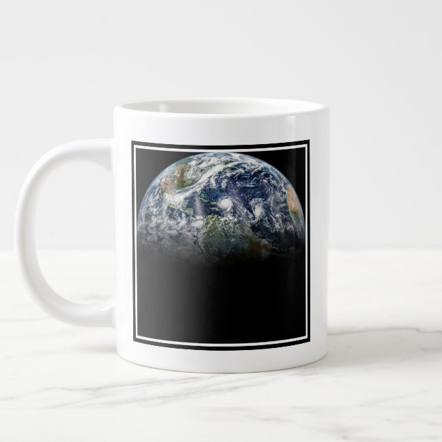 Caneca De Café Grande Imagem Mosaica Do Planeta Terra Com 3 Furacões (Esquerda)