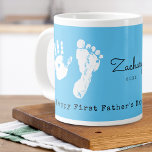 Caneca De Café Grande Impressão de Adição de Newbords do Primeiro Dia de<br><div class="desc">Caneca de café personalizada impressa personalizada com ADDING your newborns impressões e palavras "Happy First Dia de os pais ♥️ We Love You" com nome e data.</div>
