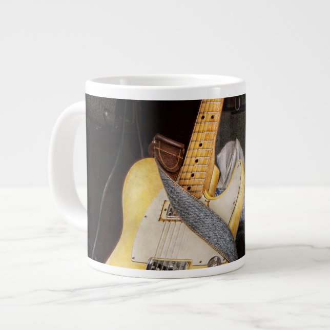 Caneca De Café Grande Instrumento - Guitarra - Tocando em uma banda (Frente Esquerda)