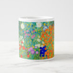 Caneca De Café Grande Jardim Flor Gustav Klimt<br><div class="desc">Café Mug com a pintura de óleo do Jardim Flor de Gustav Klimt (1906). Um belo jardim de flores roxas,  vermelhas,  brancas,  azuis e laranja. Um presente de excelente para fãs de Arte Nouveau e de Arte Austríaca.</div>