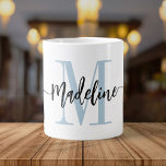 Caneca De Café Grande Jumbo Personalizado de Monograma de Script Moderno<br><div class="desc">Elegante, moderna caneca gigante de café com seu nome personalizado e monograma em um design de caligrafia com letras de tendências em azul-claro e preto empoeirado minimalista, esta grande design movida por tipografia faz um presente de excelente para colegas de trabalho, professores, treinadores, namoradas, namorados, esposas, filhas ou qualquer outro...</div>