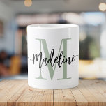 Caneca De Café Grande Jumbo Personalizado de Monograma de Script Moderno<br><div class="desc">Elegante, moderna caneca gigante de café com seu nome personalizado e monograma em um design de caligrafia com letras de tendências em verde e preto com luz empoeirada minimalista, esta grande design movida por tipografia faz um presente de excelente para colegas de trabalho, professores, treinadores, namoradas, namorados, esposas, filhas ou...</div>