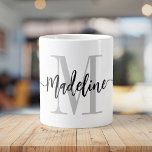Caneca De Café Grande Jumbo Personalizado de Monograma de Script Moderno<br><div class="desc">Elegante, moderna caneca gigante de café com seu nome personalizado e monograma em um design de caligrafia com letra de tendências em cinzas minimalistas e preto, esta grande design movida por tipografia faz um presente de excelente para colegas de trabalho, professores, treinadores, namoradas, esposas, esposas, filhas ou qualquer outro membro...</div>
