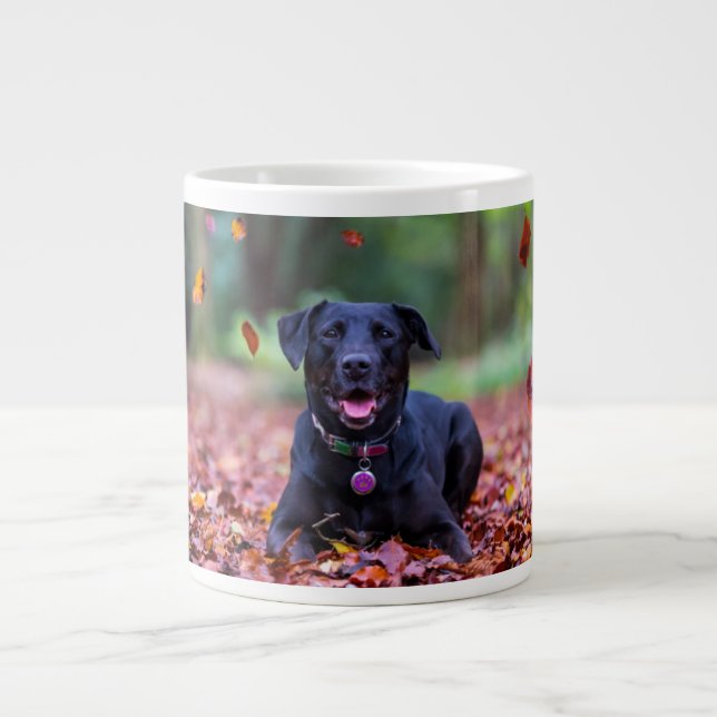 Caneca De Café Grande Labrador Negro Em Folhas De outono (Frente)