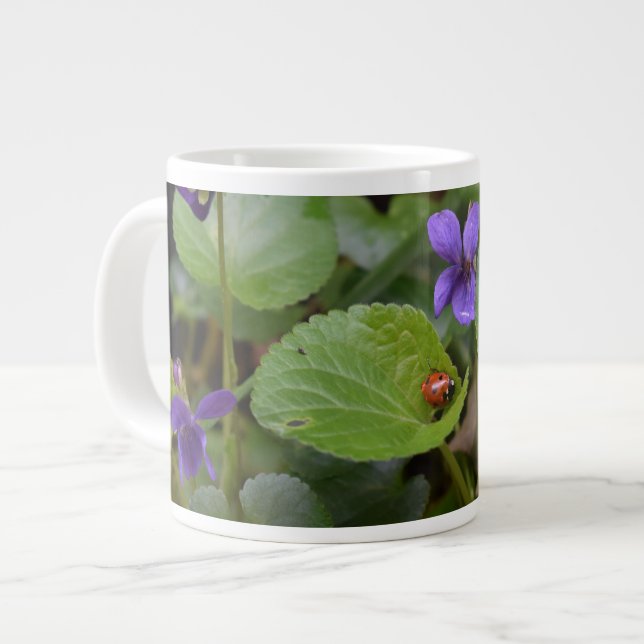 Caneca De Café Grande Ladybug em Flores de Violeta Doce (Frente Esquerda)