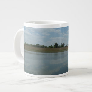 Caneca De Café Grande Lago Água Reflete os céus Nuvens Brancas Fluffy