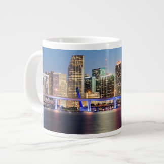 Caneca De Café Grande Linha do horizonte iluminada do centro Miami ao en