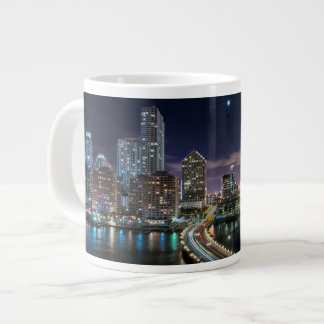 Caneca De Café Grande Linha Skyline da cidade de Miami com ponte à noite