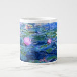 Caneca De Café Grande Lírios de Água Rosa Monet<br><div class="desc">Uma caneca de água rosa monet apresenta lindos lírios cor-de-rosa flutuando num lago azul calmo com almofadas de lírios. Um presente de Monet excelente para fãs do impressionismo e da arte francesa. Inimpressionismo sereno na natureza com lindas flores e paisagem de lagoas cênicas.</div>