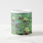 Caneca De Café Grande Lírios de Claude Monet, Impressionismo venenoso<br><div class="desc">Lírios d'água (1914) de Claude Monet é uma pintura floral impressionista de arte safena. Uma das várias pinturas de lírio-d'água que Monet pintou pelo lago em seu jardim floral da primavera em Giverny, França. Sobre o artista: Claude Monet (1840-1926) foi o fundador do movimento de pintura impressionista francês, com a...</div>