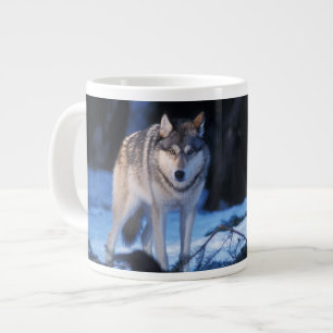Caneca De Café Grande lobo cinzento, Canis lupus, nos contrafortes