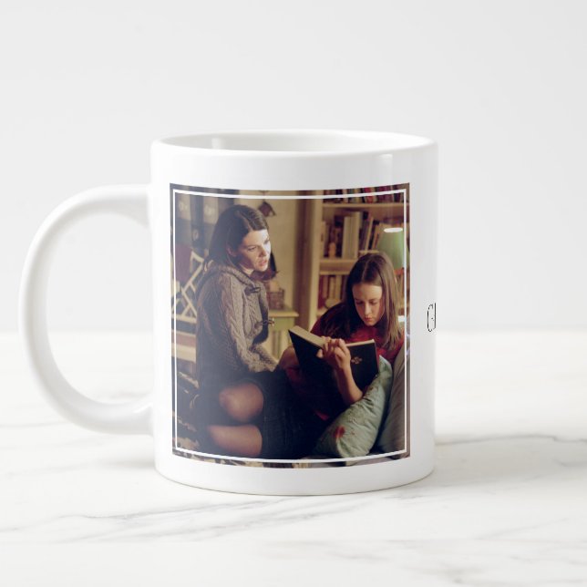 Caneca De Café Grande Lorelai e Rory Sentados no Quarto (Esquerda)