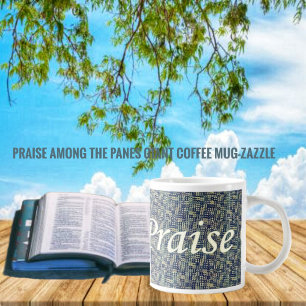 Caneca De Café Grande Louvado Entre Os Painéis