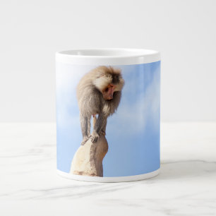 Caneca De Café Grande Macaco babuíno no topo de uma montanha