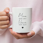 Caneca De Café Grande Mãe Personalizada Nana EST Year Mug | Minimalista<br><div class="desc">Celebrar as mulheres especiais em sua vida com esta elegante Mãe Personalizada e Nana EST Year Mug. Com uma design moderna minimalista com caligrafia na moda, esta caneca é perfeita para anunciar uma nova nana ou honrar o legado da sua mãe. Personalize os anos para refletir marcos importantes — faz...</div>