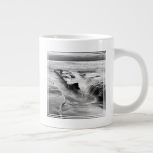 Caneca De Café Grande Maré Alta Na Praia