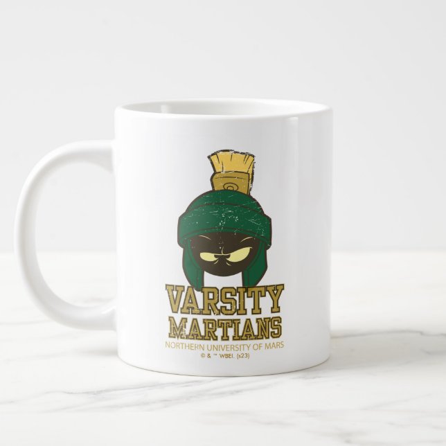 Caneca De Café Grande MARVIN, O MARTIAN™ Varsity Collegiate Graphic (Esquerda)