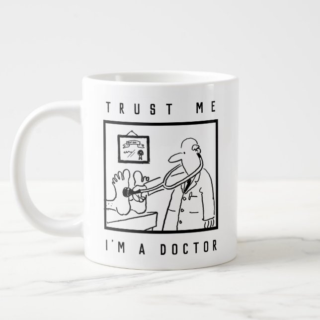 Caneca De Café Grande Médico com estetoscópio verificando os pés (Esquerda)