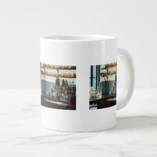 Caneca De Café Grande Mesa com Garrafas de Produtos Químicos