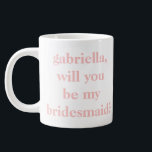 Caneca De Café Grande Mínima Proposta de Bridesmaid Rosa Personalizada<br><div class="desc">Proposta de Bridesmaid Minimalista Moderna Personalizada de Jumbo Mug em Rosas claro</div>