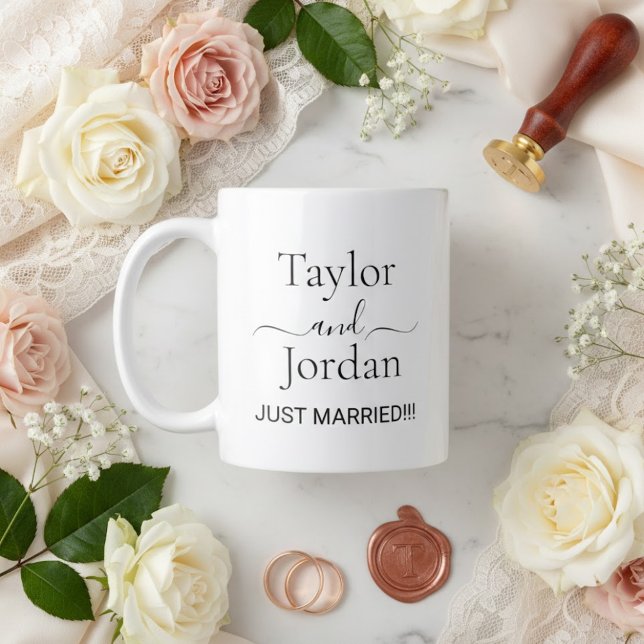 Caneca De Café Grande Modern "Just Married" Wedding Minimalist  (Criador carregado)