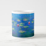 Caneca De Café Grande Monet Water Lily 1906<br><div class="desc">Café Mug com a pintura de óleo de Claude Monet Lírios d'água (1906). Uma serena ainda vida da interação entre luz e reflexão sobre lindos lírios de água em um lago. Um presente de excelente para fãs do impressionismo e da arte francesa.</div>