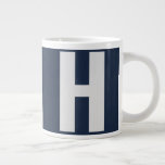 Caneca De Café Grande Monograma de tamanho excessivo em azul escuro e Ci<br><div class="desc">Uma caneca de jumbo, simples e escura, com a sua escolha inicial. O design apresenta tipografia sans serif de tamanho excessivo em cinzas prateadas sobre fundo azul escuro. O modelo está configurado para você alterar a letra, mas, se você também quiser editar as cores, clique em "personalizar mais" ou me...</div>