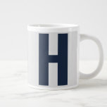 Caneca De Café Grande Monograma de tamanho excessivo inicial em Cinza de<br><div class="desc">Uma caneca de jumbo, simples e escura, com a sua escolha inicial. O design apresenta uma tipografia sans serif de tamanho excessivo em azul escuro sobre um fundo de cinza prateado. O modelo está configurado para você alterar a letra, mas, se você também quiser editar as cores, clique em "personalizar...</div>