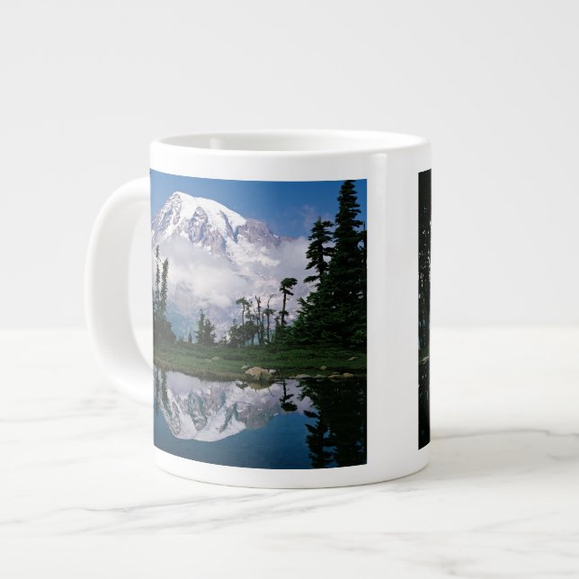 Caneca De Café Grande Monte Rainier, relectado numa montanha (Frente Esquerda)