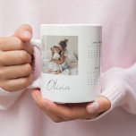 Caneca De Café Grande Mug de Calendário Personalizado 2025 com Foto e No<br><div class="desc">Crie uma manutenção única e prática com esta caneca de calendário personalizada 2025, com a sua personalização de fotografia e nome favoritos. Perfeito para se manter organizado enquanto aproveita seu café ou chá matinal, esta caneca combina funcionalidade e sentimentalidade. Quer seja um presente para um ente querido ou um especial...</div>