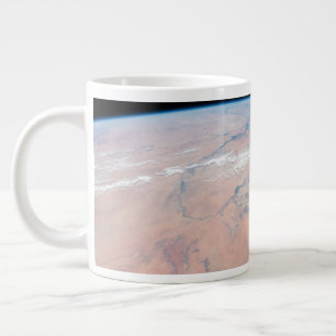 Caneca De Café Grande Nile River Winding Para Baixo Ao Lado Do Mar Verme