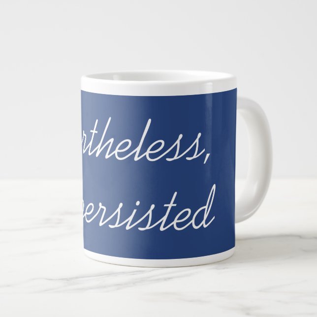 Caneca De Café Grande No Entanto, Ela Persiste (Frente Esquerda)