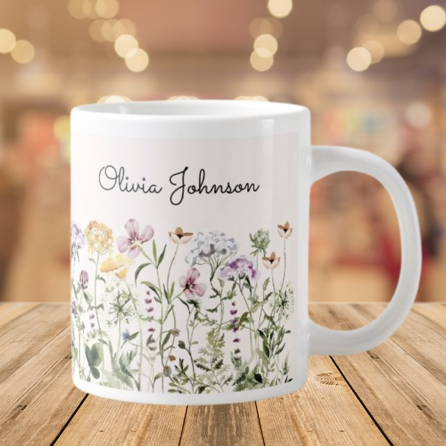 Caneca De Café Grande Nome Personalizado Jardim de Flor Selvagem (Close up, On the table)