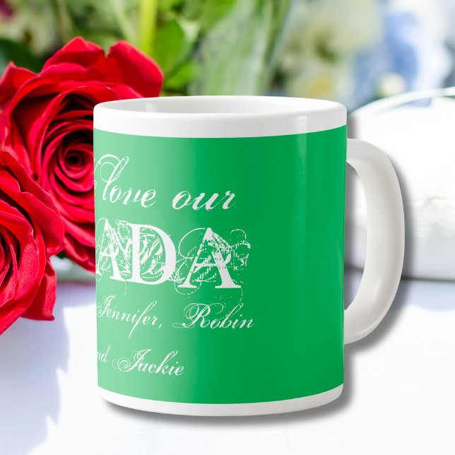 Caneca De Café Grande "Nós Amamos Nosso Dada" Verde e Branco Personaliza ("We Love our Dada" Cute Personalized Green and White Giant Coffee Mug.)